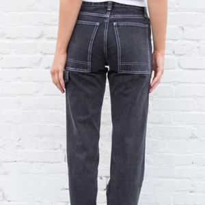  Brandy Melville Jeans - Säljer dessa svarta jeans med vita synliga sömmar från Brandy Melville🤍🤍 De är storlek small och säljer dom för de är för små för mig! 199 +frakt❤️‍🔥