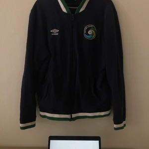 UMBRO x New York Cosmos Jersey Bomber - Mörkblå! I jättebra skick!