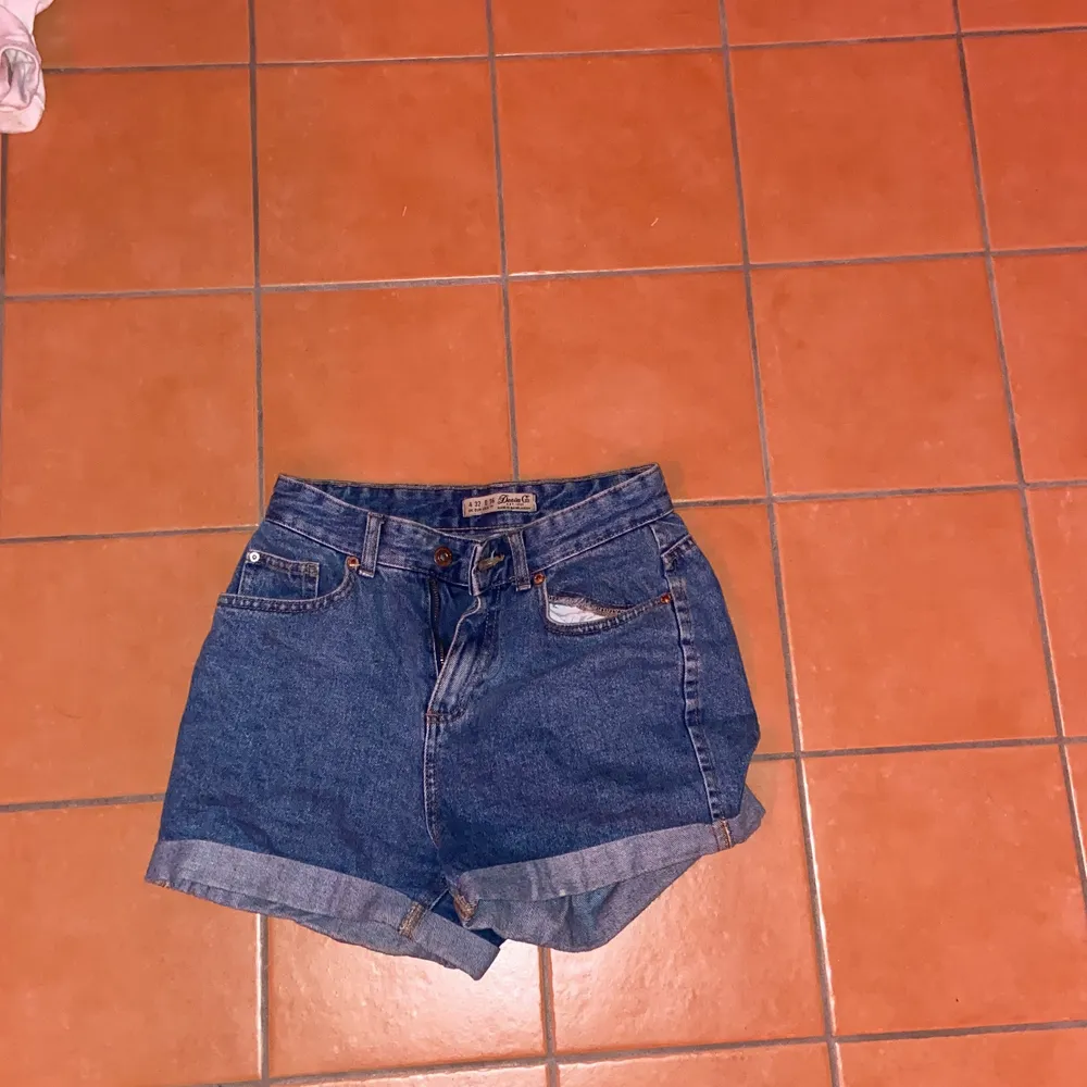 Fina mörkblåa snygga shorts Köpta i USA. Väldigt oanvända men sitter ändå skönt och inte stelt. Köptes för ungefär 200kr så jag säljer de inte för dyrare än det. Frakt tillkommer(: säljs pga att de inte kommer till användning just nu (:. Shorts.