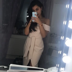 Fest klänning - En lyxig fest/cocktail klänning som är använd två gånger, köpt i Istanbul. Som helt ny! Underbar ljusrosa färg och i tjockt material som gör att den ser väldigt lyxig ut 🤠 kemtvättad! 🥰💗✨