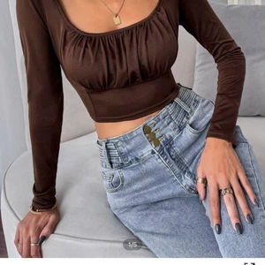 Brun topp  - Jag säljer nu denna fina topp med söta detaljer från shein då den var för liten när den kom fram. Säljer för 10kr då nypriset var runt 70kr strl: M men den är verkligen som strl xs!!!