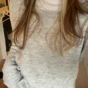 tröja - säljer denna supermysiga tröja som är perfekt till vintern! säljer då den tyvärr inte kommer så mycket till användning! frakten är inräknad i priset💕💕