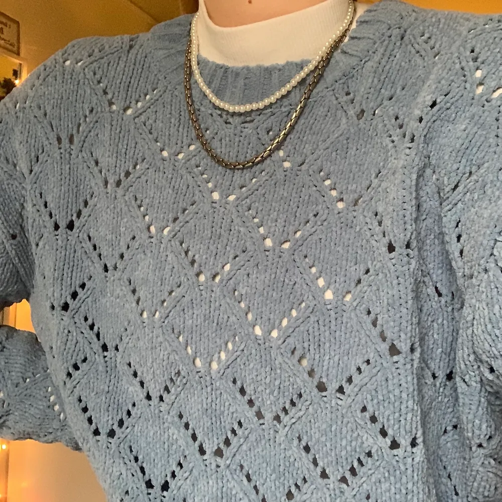 säljer denna sköna söta blåa tröjan från kappahl! använd ett fåtal gånger, nyskick! så fin att ha över exempelvis en turtleneck! sticks inte!! frakten är redan inräknad i priset💙💙. Neuleet.