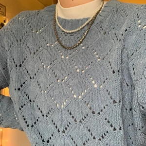 stickad tröja - säljer denna sköna söta blåa tröjan från kappahl! använd ett fåtal gånger, nyskick! så fin att ha över exempelvis en turtleneck! sticks inte!! frakten är redan inräknad i priset💙💙