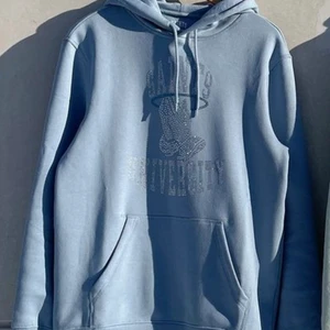 Saints university hoodie - Säljer min fina ljusblåa hoodie nu då den inte kommer till användning tyvärr. Den är i perfekt skick och är sparsamt använd. Kontakta mig vid frågor eller intresse!