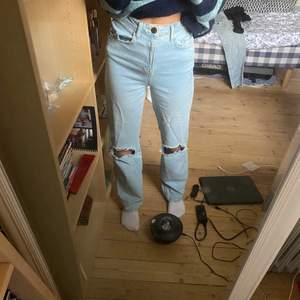 Highwaist jeans från madylady. Klippt hålen själv:)