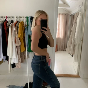 Massimo dutti Mid Rise Cigarette Fit  - Snygga Massimo dutti jeans , sitter bra för dig som har rätt storlek, säljer av anledningen att dom är för små. vintage blå färg. Skriv för frågor eller mer bilder! 