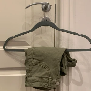 Gröna shorts  - Gröna shorts från Gina tricot i storlek S. 