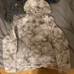 Hollister Hoodie  - Hollister hoodie, använd max 5 ggr, storlek xs, köpt för 500kr.