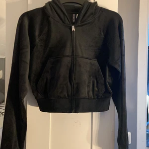 Hm kofta storlek M  - Velour kofta från hm i storlek M passar mig som brukar ha xs, andvänt den en gång då jag och en kompis skulle ha samma under en kväll. Alla stenar kvar, sänker pris vid snabb affär tror den låg på typ 149 kr och den är ändå bara använd en gång men kan sänka priset