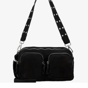 Gina Väska - Säljer väskan då den inte kommer till användning, har används fåtal gånger (kontakta för bilder) original pris var 350❤️❤️ köparen står för frakt