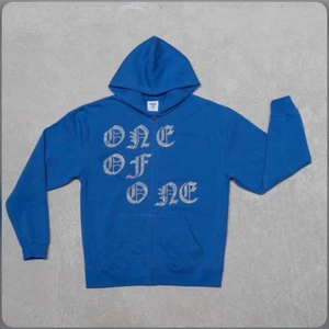 One of one hoodie - Intressekoll på min one of one hoodie då jag känner att jag använt klart den! Inga defekter som jag sett, den är i bra skick och helt slutsåld på hemsidan, kommer inte heller tillbaka då det är en limeted edition ❤️ storlek medium, buda! 😃