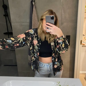 Skjorta/ blus - Jätte cool skjorta man både kan ha uppknäppt och stängd. 