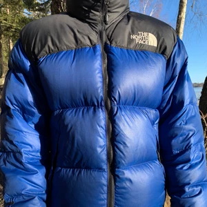 THE NORTH FACE 1996 RETRO NUPTSE JACKET - Tjena! Säljer min TNF jacka på grund av att jag slutat att bära den. Jackan är i storlek M och sitter bra på mig (186 cm). Ärmarna är aningen pöslösa vilket kan vara en preferens för vissa. Nypris 2500kr. 