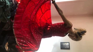 Indisk klänning i rött och guld 😍 - Plagget saknar lappar (förutom tvätt instruktionerna- endast kemtvätt) uppskattas  till strl 40. Är köpt på ”beyond retro” i Zinkensdamm (Sthlm) för 1100kr. Använd vid två tillfällen men har haft svårt att skilja mig ifrån den. Den som lägger ett hyfsat bud först får den. Köparen betalar och bestämmer fraktsätt.