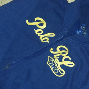 Ralph Lauren Hoddie  - En skitsnygg mörkblå zipper hoddie från Polo Ralph Lauren. Säljer pga att jag har växt ur den. Pris kan diskuteras..