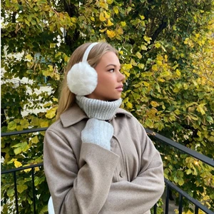 Öronmuffar - Säljer dessa helt nya oanvända bun ears ”öronmuddar” i färgen vit från Alvii.com💖 Så sköna och mysiga, bara inte min smak. Aldrig använt dem ute, bara testat dem inne. One-size! 🥰 Orginalpris 229kr, men buda i kommentarerna.