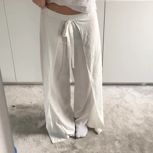 Zara byxor -  zara sommarbyxor med knytning i midjan. Frakt tillkommer☺️