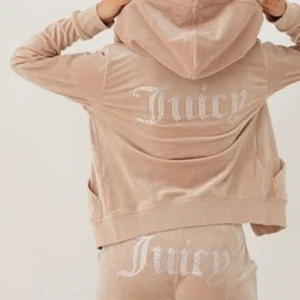 Juicy coture dress beige - Helt ny juicycoture set i strl M! Har bara provat den 1 gång men insåg att den var för liten för mig. GRATIS FRAKT 🚚 
