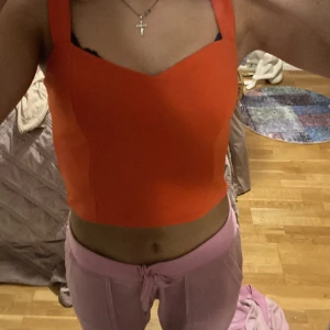 Orange topp - Säljer denna orangea topp,skönt material säljer pga aldrig fått andvändning av kontakta privat om fler frågor❤️❤️