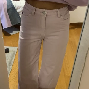 Lila jeans - Ett par lila vida jeans som använts sparsamt och har inga fläckar, men har sytt upp dem så att de ska passa min längd (jag är 161cm), de är från monki där de kostar 400kr men säljer för 90kr inkl frakt