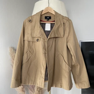 Kort trenchcoat 💌 - Storlek: 40 Märke: hm Skick: aldrig använd Kan skicka fler bilder vid behov ❤️