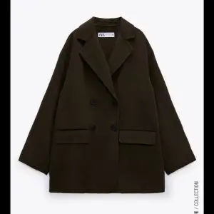 Superfin grön/brun jacka/kappa från Zara i Storlek XS, använd 2 gånger💚🤎Nypris 859kr
