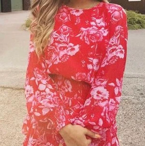 GinaTricot XS - Super fin klänning från GinaTricot i XS. Röd med rosa blommor. Går till mitten av låren ungefär. 