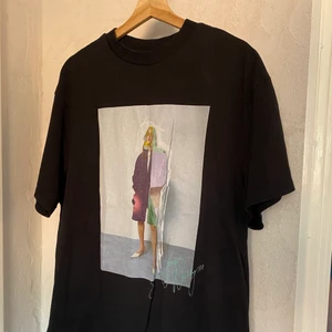 Oversize t-shirt med tryck  - T-shirt med tryck från Weekday. Köparen står för frakt. Storlek S
