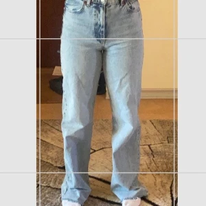 Jeans zara  - Jag köpte dessa jeans i zara  dom är jätte fina bara att dom sitter jätte tight på mig och därför tänkte jag sälja jeansen till någon som vill ha dom istället finns en jätte liten gul fläck men den syns verkligen inte och sedan byxorna längst ner dom e lite rullade inåt o sånt för dom har vart för långa om jag ska frakta så står köparen för frakten men jag vill helst mötas men ni bestämmer ha det så bra ❤️
