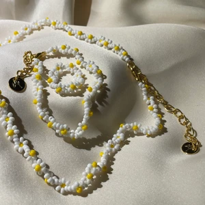 Edit - 🤍Edit 🌻Blomsmycke ✨ Välj mellan silver-& gulddetaljer                                                                       🤍Pris: Halsband: 169kr Armband: 99kr Ring: 69kr  🤍Setpriser: Vanligt set (armband & ring): 160kr     Komplett set (halsband, armband & ring): 330kr             🌻Eventuell fraktkostnad: 14kr                                             🤍Mer info på Instagram @amici.uf