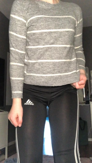 Grå stickat töja med ränder - Plagget är storlek 134/140 men jag själv som använder xs passar den ändå. Plagget är lite stickigt men det beror på vilken person man e💓