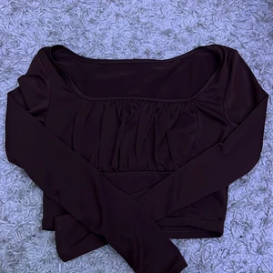 Brun tröja storlek XS, shein - Gillar passformen, men brun var inte min färg, därför säljer jag nu denna. 