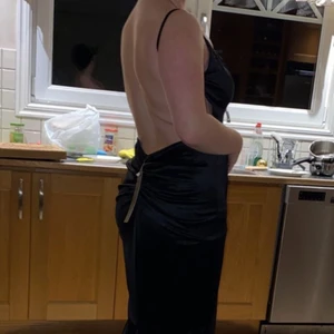 Balklänning - Denna sjukt fina klänningen är köpt för 499 kronor men den var alldeles för lång då jag är 158cm, jag hade rekommenderat för 165 och uppåt, den är i riktigt skönt material som ä lite tjockare, använd en gång när jag skulle testa den på vilket var i 20 min:))🤪☘️