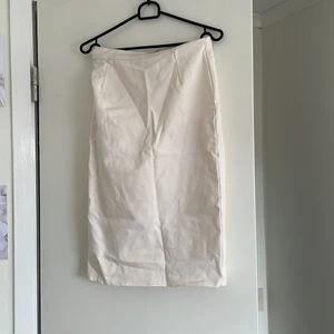 Vit kjol  - Vit knälång kjol från HM🥰