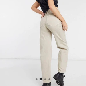 Beige jeans collusion - Säljer mina jeans i finaste färgen beige köpta från ASOS kollektionen collusion. De är högmidjade och i bra skick då de bara är använda några fåtal gånger. De är i storlek W28 L36, långa i benen! 😍