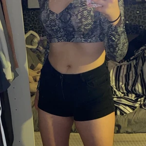 Svarta jeansshorts  - Shortsen är ganska använda men inte så att det syns, de är även lågmidjade 