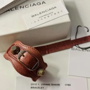 Balenciaga armband - Säljer mitt balenciaga armband i färgen dusty pink som är i väldigt bra skick!! låda mm Finns och kommer med💕 Det är givitvis äkta och äkthets bevis finns!! Tar bud från 900
