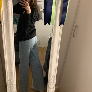 Högmidjade vida jeans  - Använda några få gånger, inga fläckar eller skador, storlek 34 passar bra i längden (är 173 cm) 