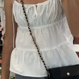 Topp - Säljer en vit volang topp!! Kommit till användning ca 5 gånger!! Tillkommer frakt (står inte för frakten) frakten är ca 26kr!!som jag tror,, har inte kollat d 