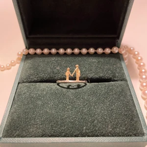 Maria Nilsdotter ring - Jättefin Maria Nilsdotter ring som är använd mindre än 10 gånger, alltså som ny!✨ Guld och silver! Fick i present men var inte riktigt min stil.  