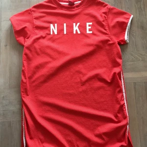 Nike klänning - Orange tshirtklänning i härligt material i fint skick. 