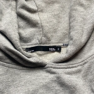 Grå hoodie strl. S - Den är i bra skick och knappt använd! Om den ska skickas står köparen för frakten!🥰