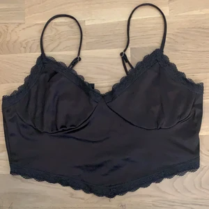 SVART KORSETT TOPP - svart linne/korsett liknande topp från h&m ❤️ köparen står för frakten, annars kan jag mötas upp i Uppsala om det föredras 🥰