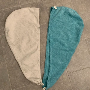 Turbanhanddukar 2st - 2st handdukar till håret som ska göra att det torkar snabbare efter duschen. 