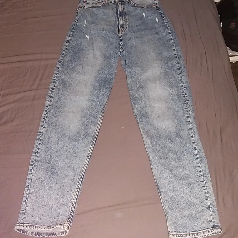Fina byxor från hm, aldrig använda på grund av att dom är något korta i benen på mig som är närmare 180.. Jeans & Byxor.
