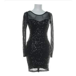 Säljer denna klänning, köpt från sellpy med bra kvalite💕