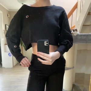 Champion tröja - ⚠️DET ÄR SPEGELN SOM ÄR SMUTSIG INTE TRÖJAN⚠️ Säljer denna croppade champion tröja!! Den säljs inte längre. Använd fåtal gånger🥰 Storlek M men passar XS-M💕