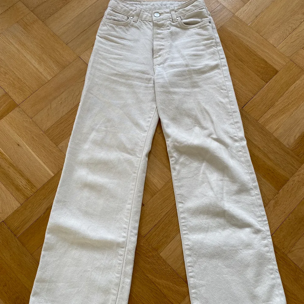 Säljer ett par beiga/vita jeans från bikbok, väldigt fint skick. Jeans & Byxor.