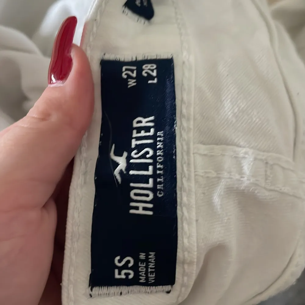 Säljer mina vita hollister jeans, enbart använda ett par gånger, vill sälja dom för att känner inte att de passar min stil längre❤️. Jeans & Byxor.